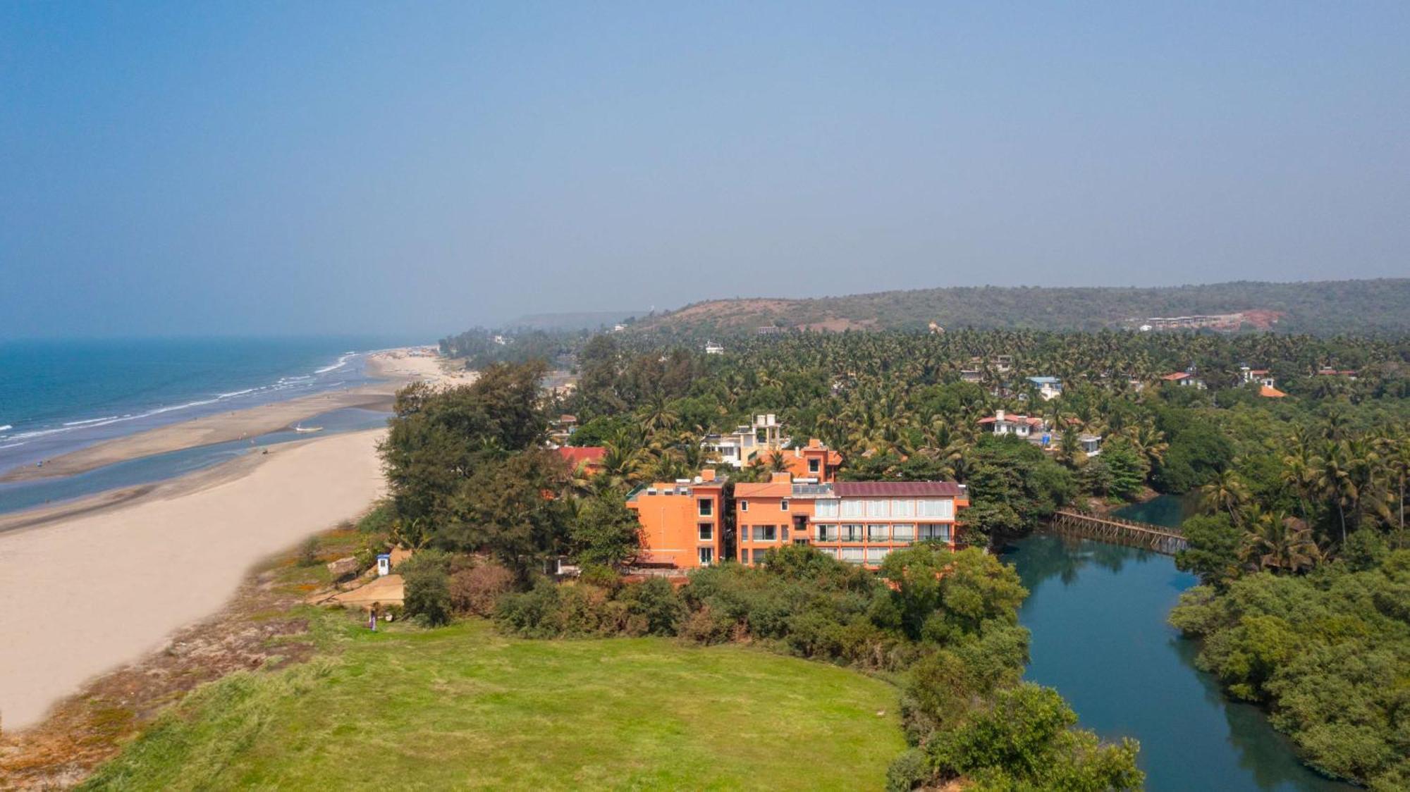 Mandrem Beach Resort, A Member Of Radisson Individuals Retreat Buitenkant foto