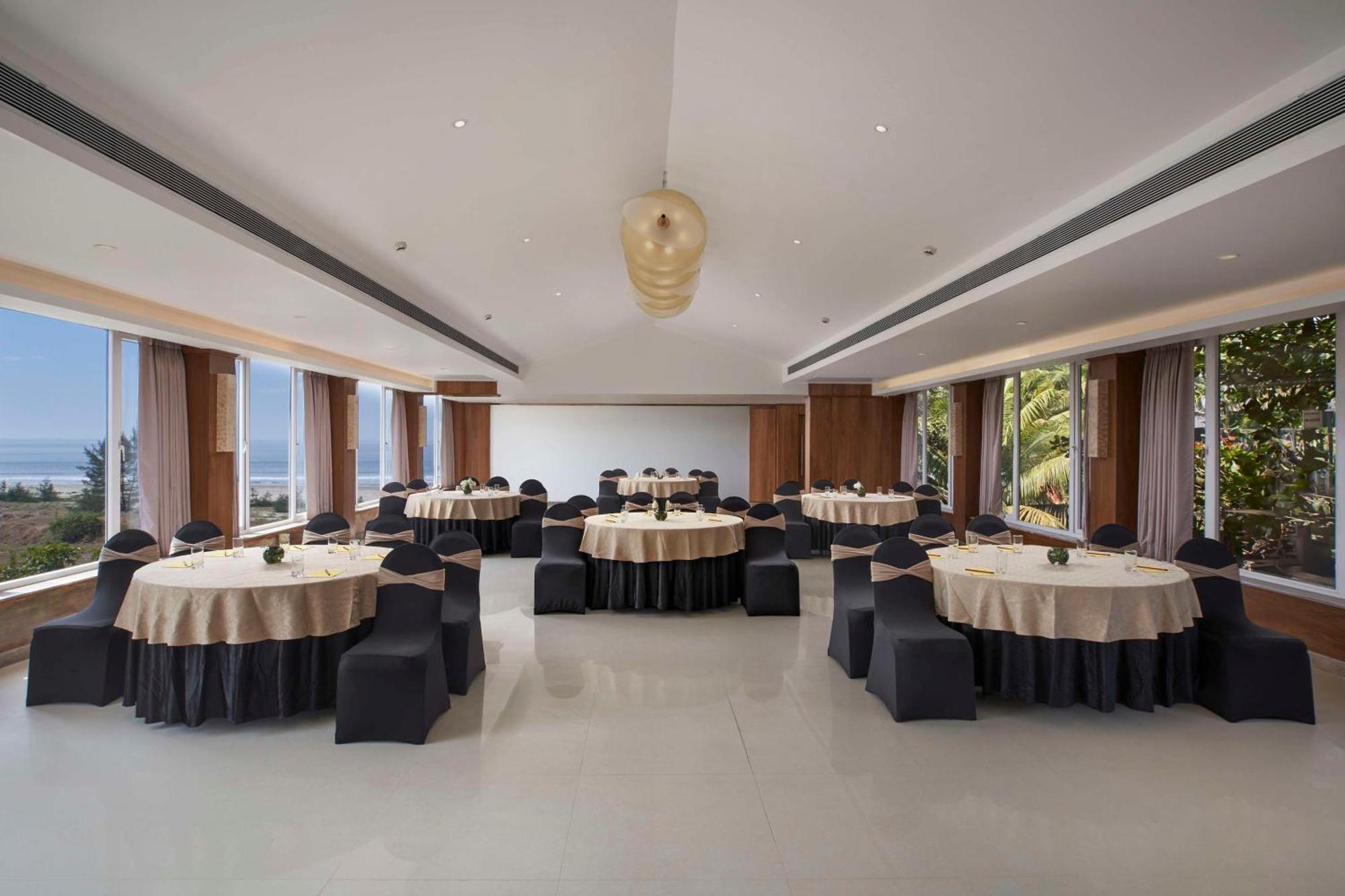 Mandrem Beach Resort, A Member Of Radisson Individuals Retreat Buitenkant foto