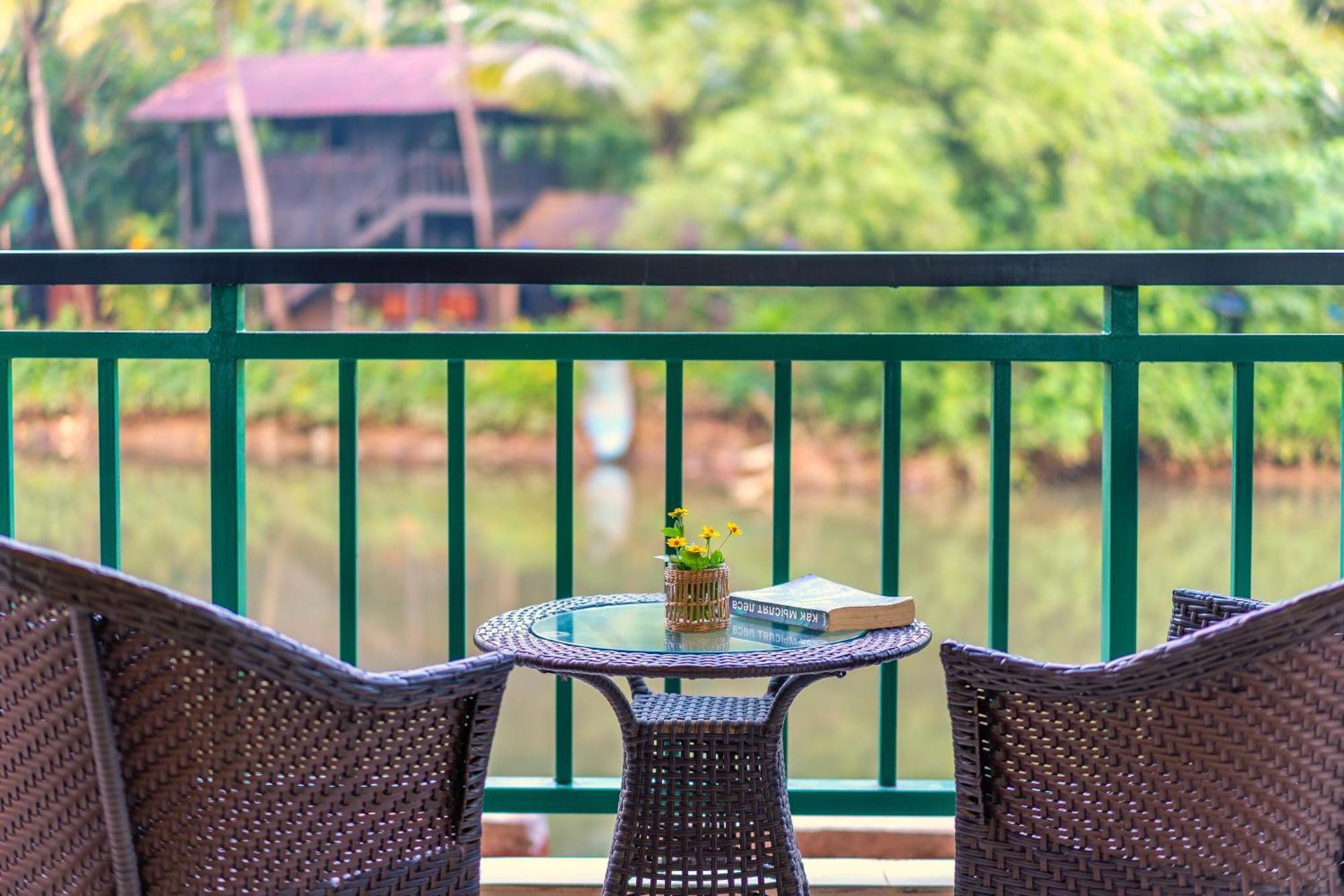 Mandrem Beach Resort, A Member Of Radisson Individuals Retreat Buitenkant foto
